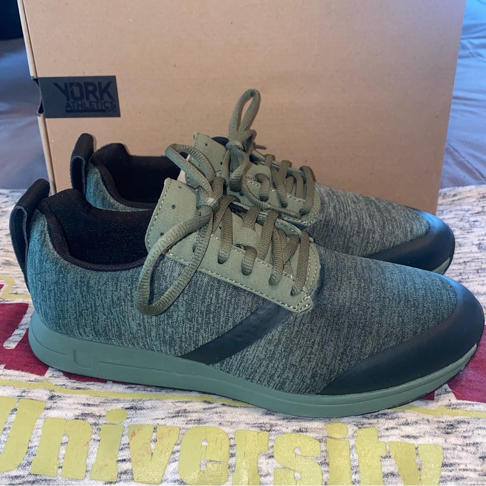 BRAND NEW “The Henry Runner” Sweatshirt Tennis Shoes